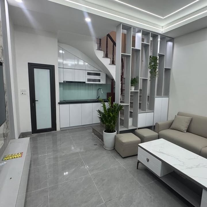 Nhà 5 tầng Cầu Giấy 30m² giá 8 tỷ - Vị trí đắc địa gần phố