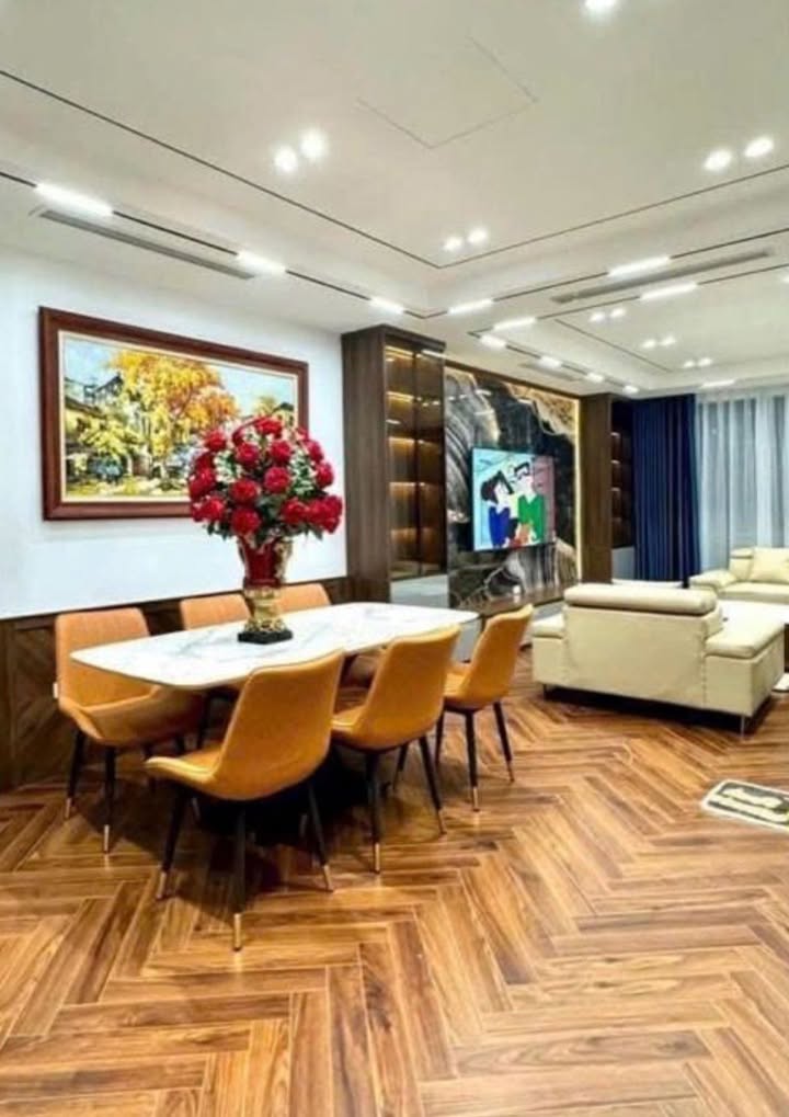 Nhà 3 tầng đường Hồng Tiến, phường Bồ Đề, 45m² giá 8.48 tỷ - Nội thất đẹp, sẵn sàng vào ở!