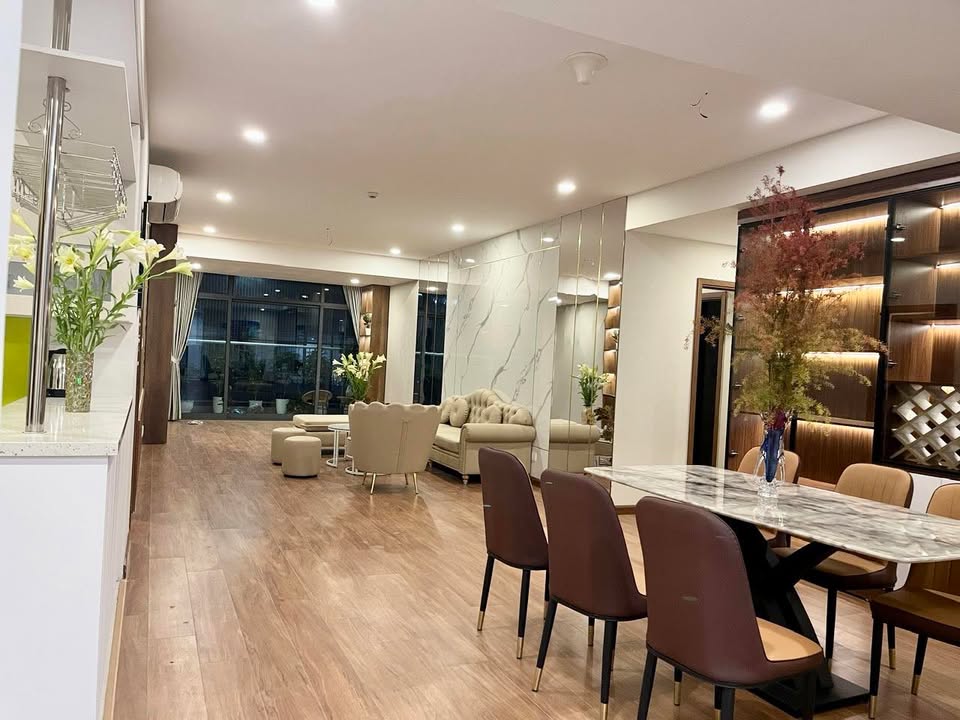 Căn hộ Discovery 302 Cầu Giấy 210m² giá thỏa thuận - Nội thất cao cấp, sẵn slot ô tô!