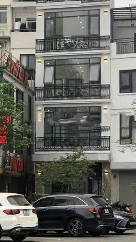 Cho thuê nhà mặt phố Huỳnh Thúc Kháng, Đống Đa 150m² - Thang máy Nhật, kinh doanh sầm uất