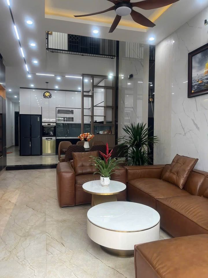 Nhà 4 tầng mặt tiền đường Từ Giấy, Ngũ Hành Sơn 105m² giá 9.9 tỷ - Thiết kế hiện đại, gần sông và biển!