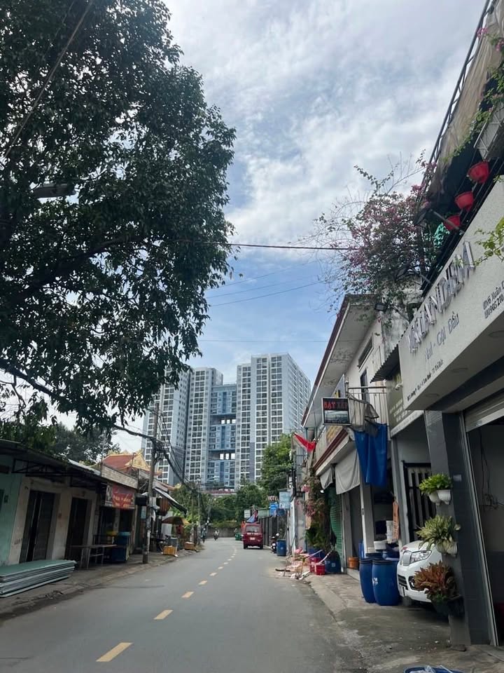 Nhà 2 tầng hẻm xe hơi Thủ Đức 53.2m² giá 4.3 tỷ - Khu dân cư an ninh, tiện ích đầy đủ!