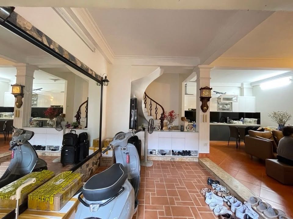 Bán FrontHouse mặt tiền Nguyễn Sơn 45m² giá 11 tỷ - Vị trí đắc địa Quận Long Biên!