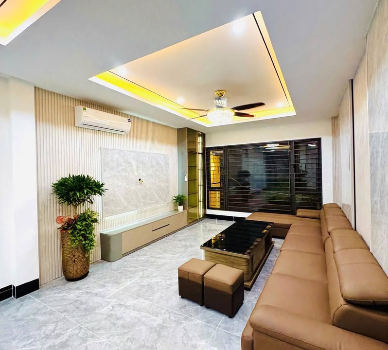 Nhà mặt ngõ phố Trạm, quận Long Biên 60m² giá 19.6 tỷ - Thiết kế hiện đại, tiện nghi đầy đủ!