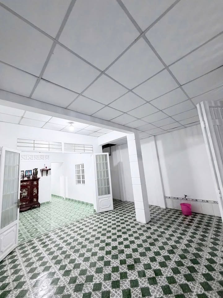 Nhà riêng Hóc Môn 108m² giá 2 tỷ - Sổ đỏ riêng, hẻm ô tô rộng rãi!