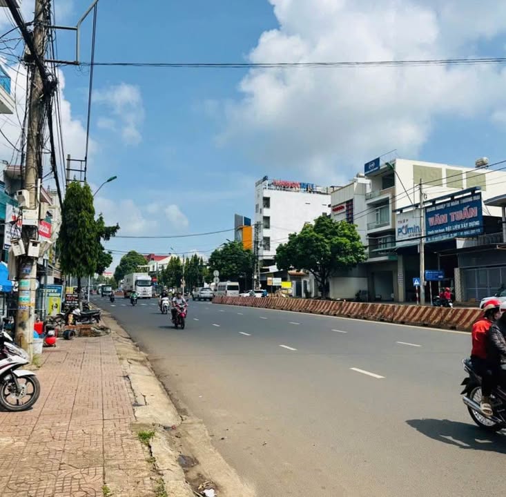 Nhà mặt tiền đường Nguyễn Văn Cừ Buôn Ma Thuột 49m² giá 4,2 tỷ - Kinh doanh sầm uất ngay trung tâm!