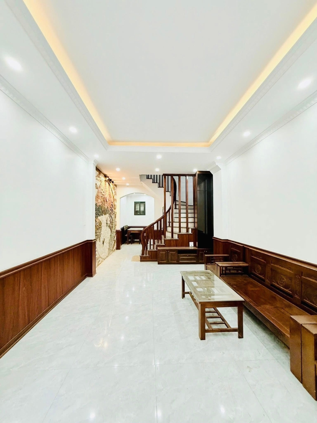 Nhà phố Dịch Vọng Hậu 40m² giá 15.9 tỷ - Ô tô vào tận nhà, vị trí đắc địa!