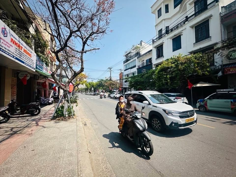 Đất và Nhà Cấp 4 Đường Lê Đình Dương 55m² giá 13 tỷ - Kinh doanh thuận lợi!