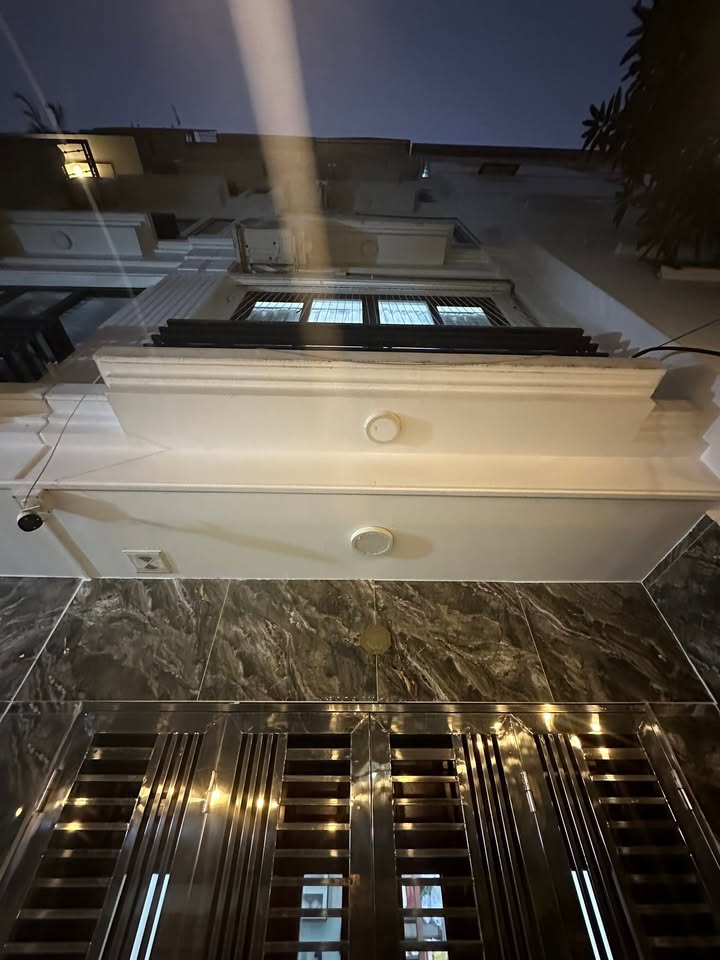 Bán nhà 6 tầng Đông Ngạc 37m² giá 10 tỷ - Thang máy hiện đại, nội thất cao cấp!