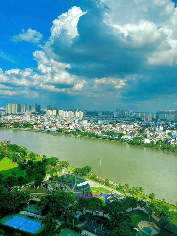 Căn hộ Vinhomes Central Park Bình Thạnh 118m² giá 15.2 tỷ - View thoáng mát, sẵn sổ đỏ!