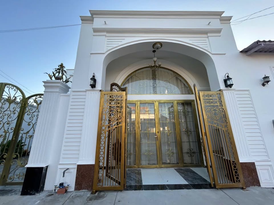 Nhà Villa lầu có Hồ bơi tại Long Hoa 165m² giá 2.75 tỷ - Kiến trúc sang trọng, vị trí đắc địa!