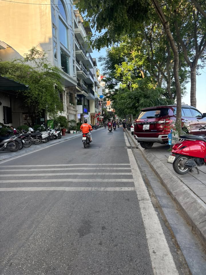 Nhà nguyên căn mặt phố Nhật Chiêu, Tây Hồ, 90m² giá 30 triệu - Kinh doanh sầm uất với view Hồ Tây!