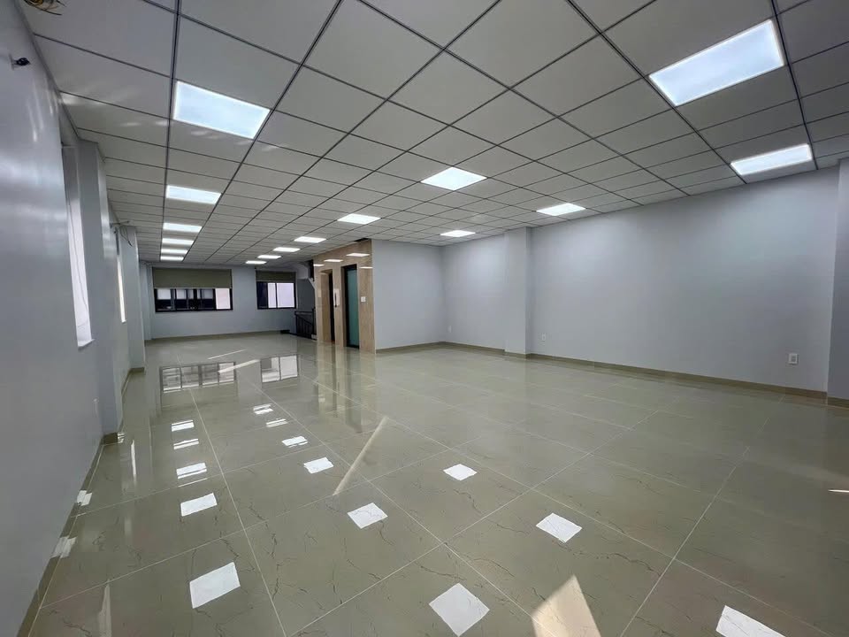 Văn phòng cho thuê KĐT Vạn Phúc Thủ Đức 140m² giá 33 triệu - Sàn trống suốt, tiện nghi đầy đủ!