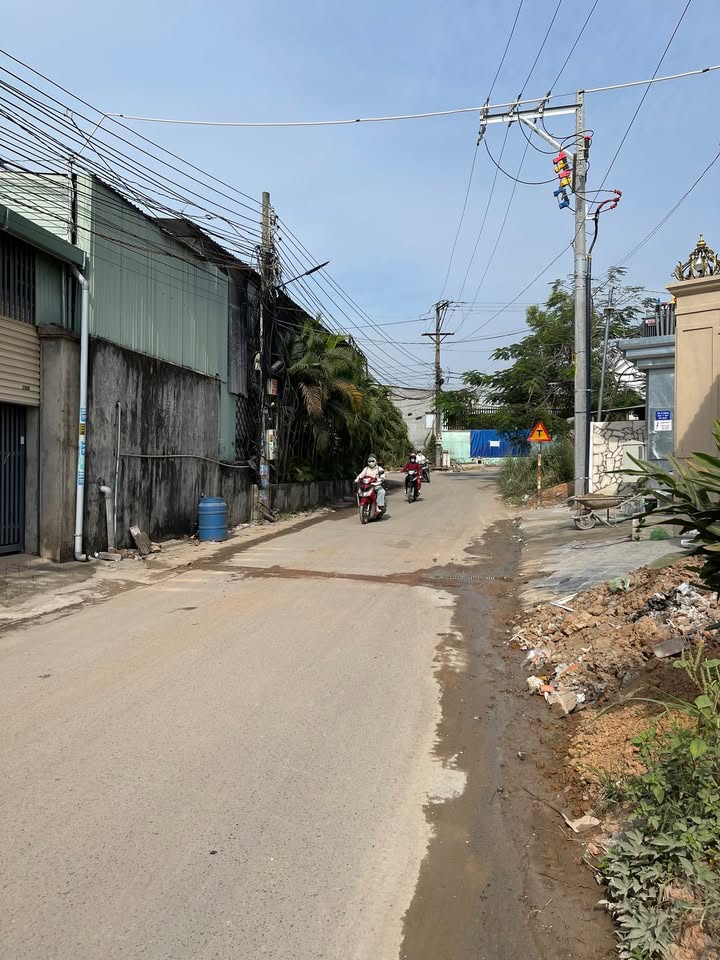 Nhà C4 Thái Hoà, Tân Uyên 130m² giá 3.3 tỷ - Kinh doanh sầm uất!