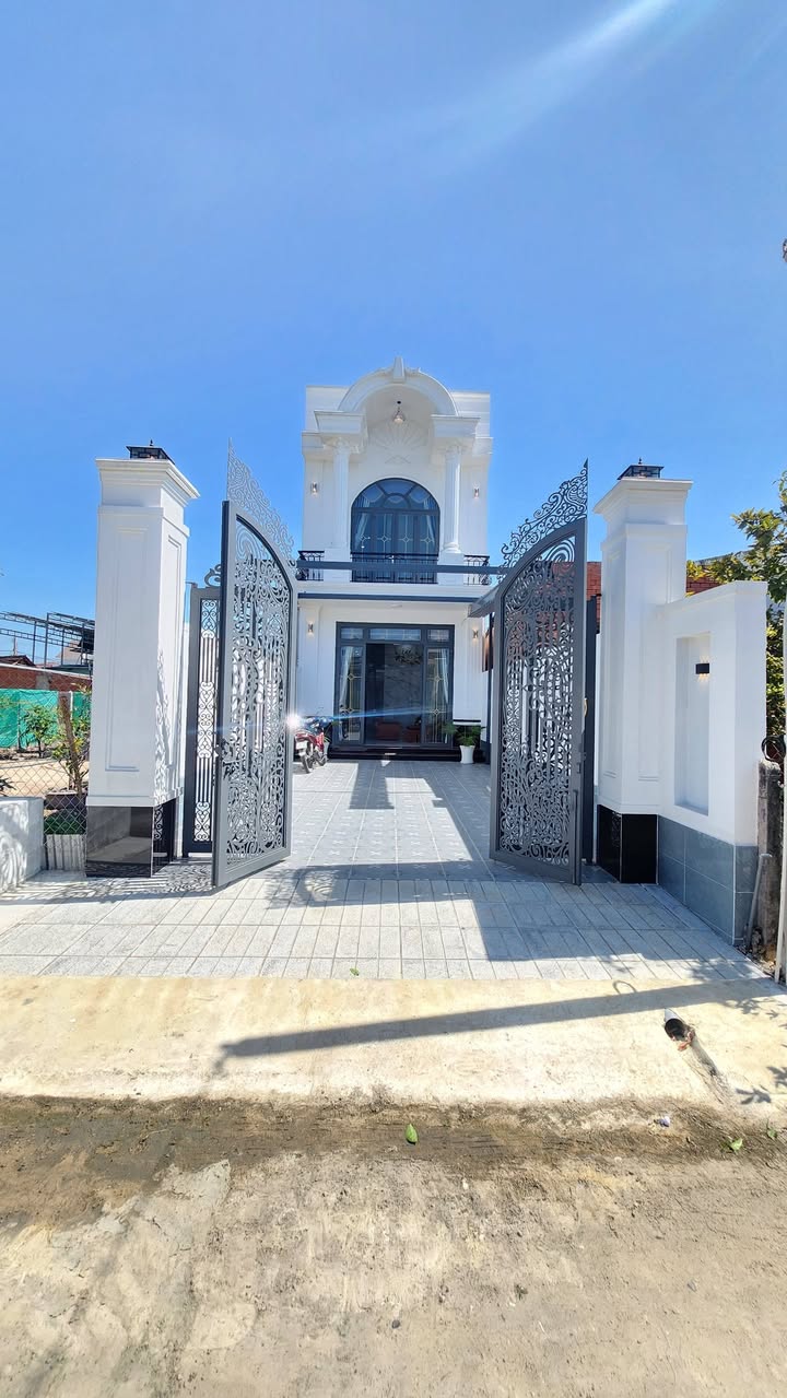 Nhà phố Hiệp Ninh, Tây Ninh 143m² giá 2.9 tỷ - Thiết kế Tân Cổ Điển sang trọng!