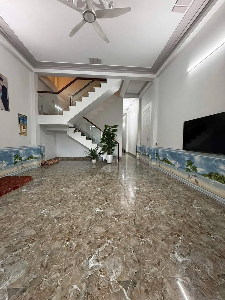 Nhà 2 tầng 1 tum Chiềng Cơi 190m² giá 1.6 tỷ - Ô tô đỗ tận sân