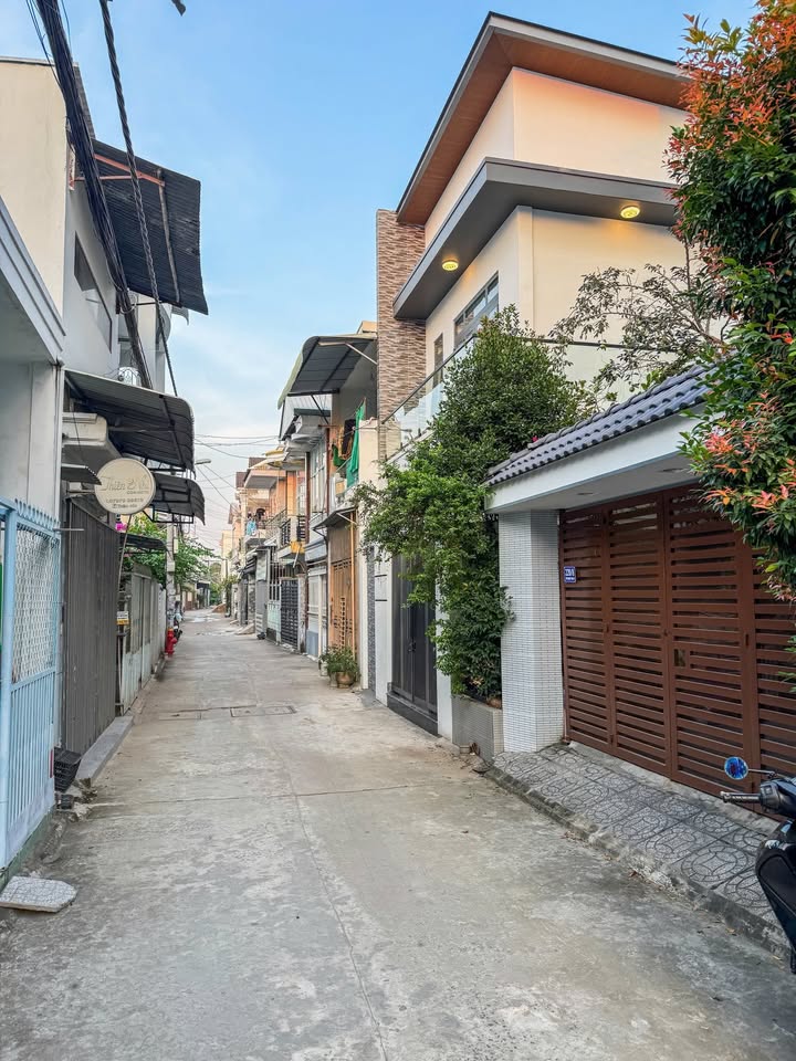 Nhà trệt lầu tại hẻm 220 Cách Mạng Tháng 8, 72m² giá 3.68 tỷ - Thiết kế hiện đại, sân vườn thoáng mát!