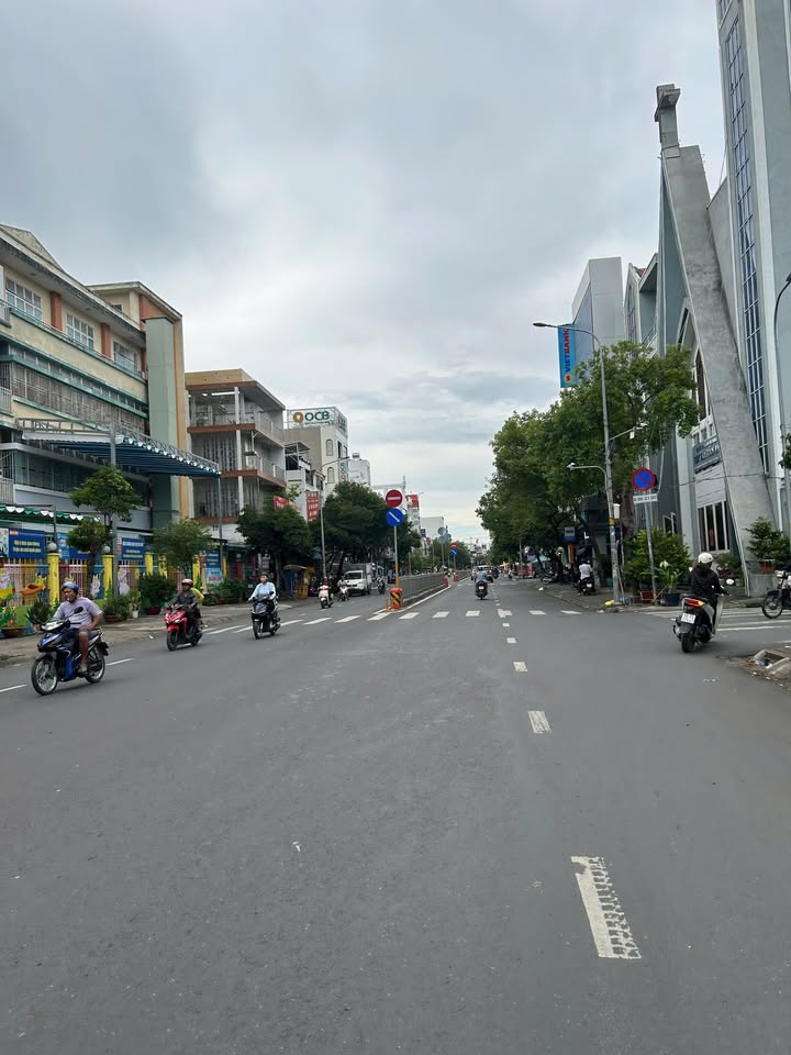 Nhà phố mặt tiền Nguyễn Sơn 43m² giá 4 tỷ - Khu VIP Tân Phú