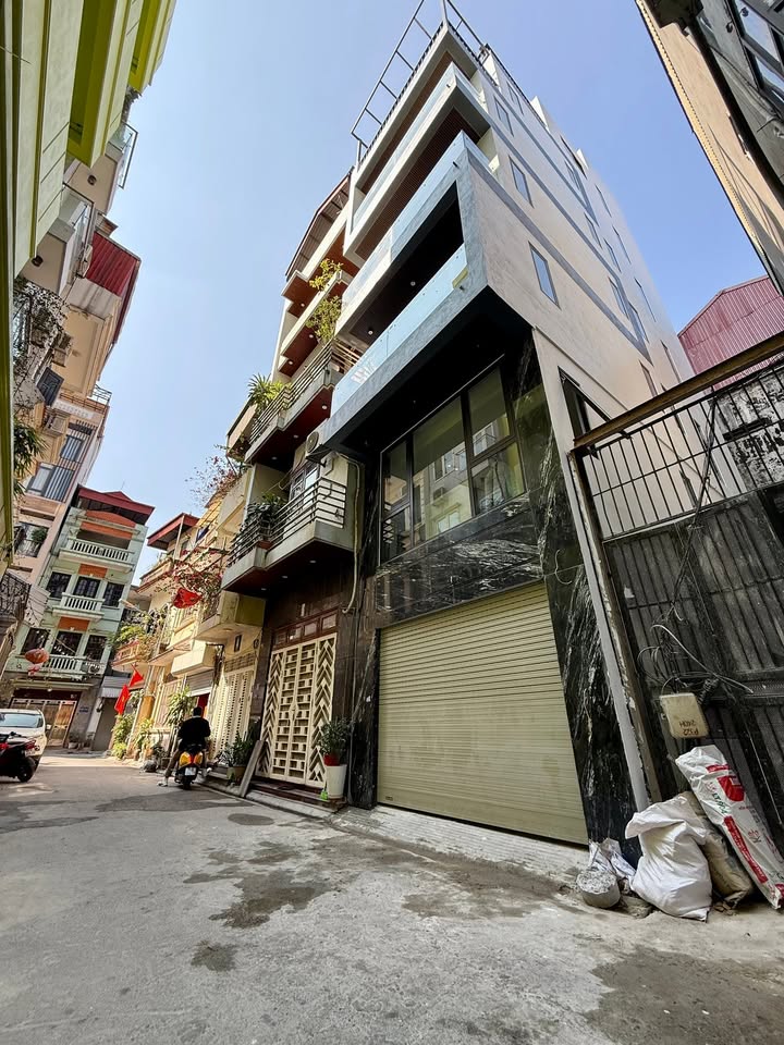 Nhà Phố Nguyễn Sơn Long Biên 75m² giá 2 tỷ - Lô góc thang máy, ô tô tránh nhau!