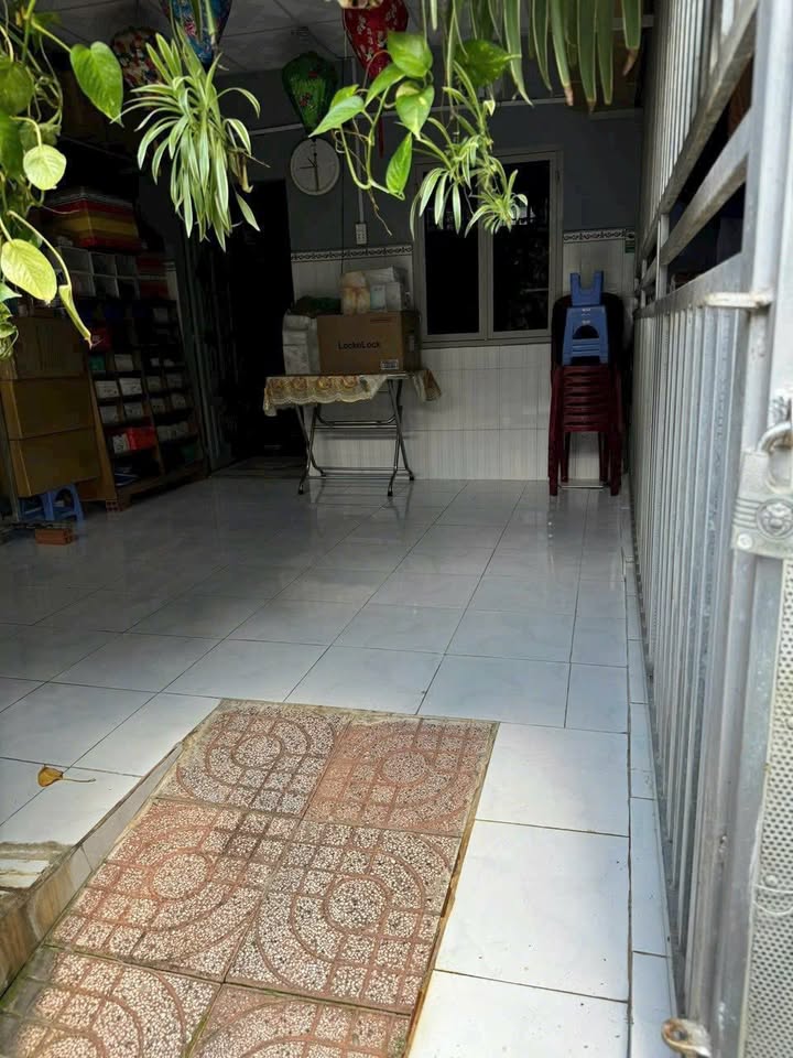 Nhà cấp 4 gác lửng Dĩ An 33m² giá 1 tỷ - Khu dân cư sầm uất!