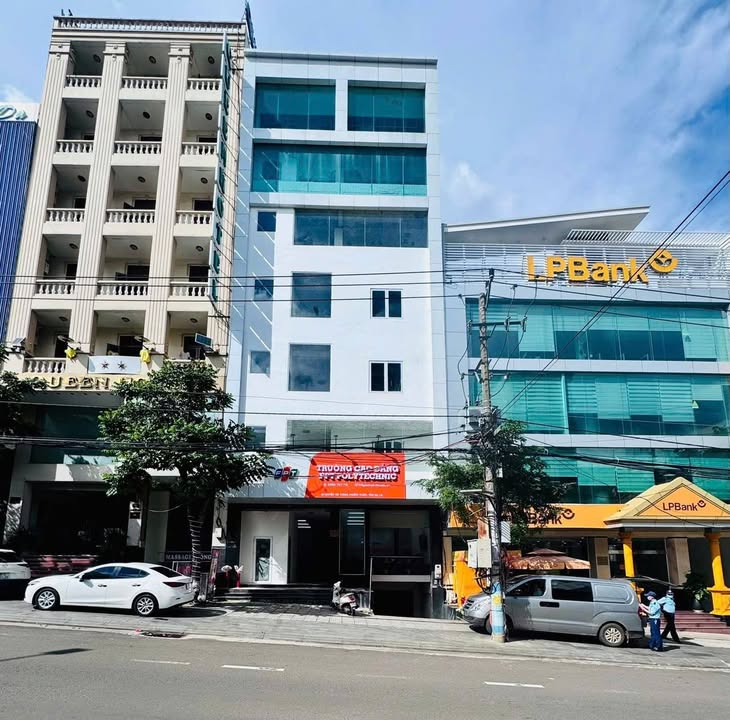 Cho thuê nhà mặt tiền Nguyễn Tất Thành, Pleiku 7 tầng - Vị trí đắc địa cho kinh doanh!