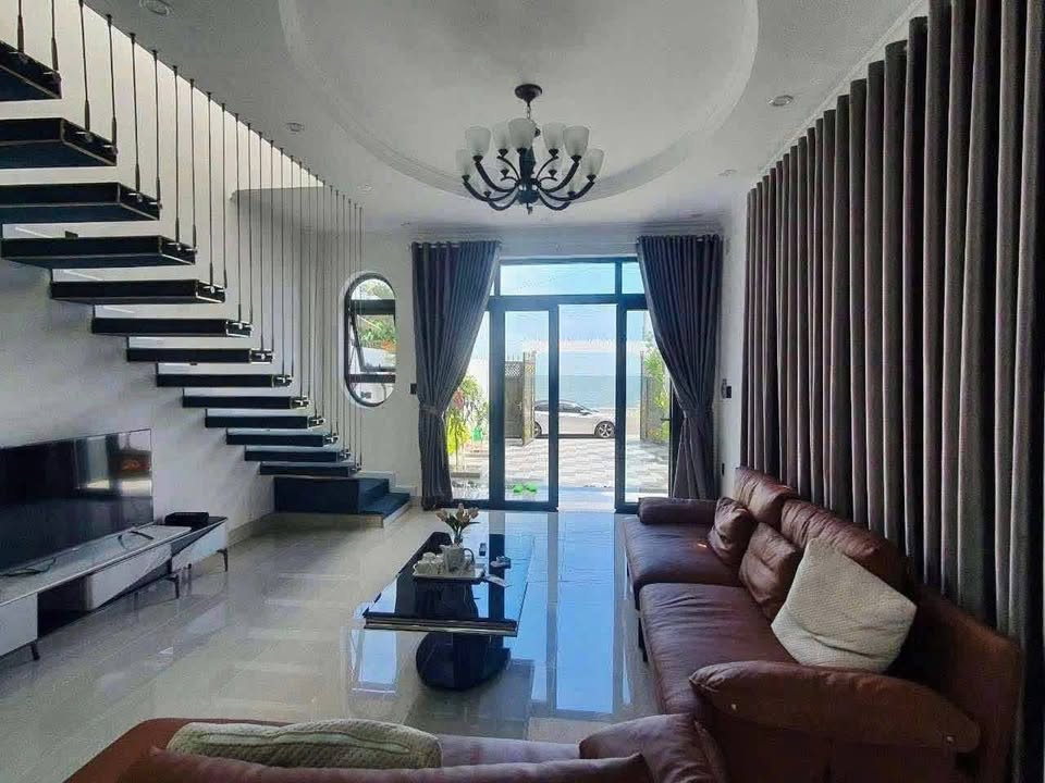 Biệt thự mặt tiền biển Phước Tỉnh - 135m² giá 8.6 tỷ - Đón bình minh tại nhà!