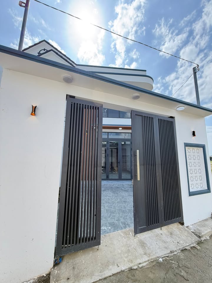 Bán nhà mặt tiền Xoam Gò 7, Diên Sơn, Diên Khánh 100m² giá 1.89 tỷ - Thiết kế hiện đại, ô tô đậu trước nhà!