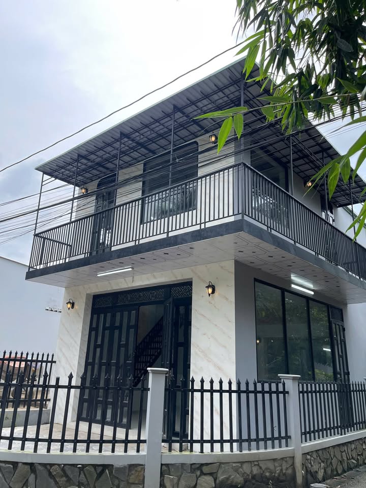 Nhà trệt lầu mới tại Bình Thủy, Cần Thơ 100,8m² giá 2.68 tỷ - Thiết kế rộng rãi, sân đậu ô tô!