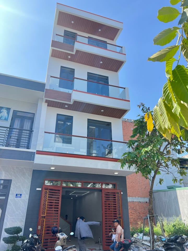 Nhà phố Dĩ An 60m² giá 7.5 tỷ - Full nội thất, gần trường học!