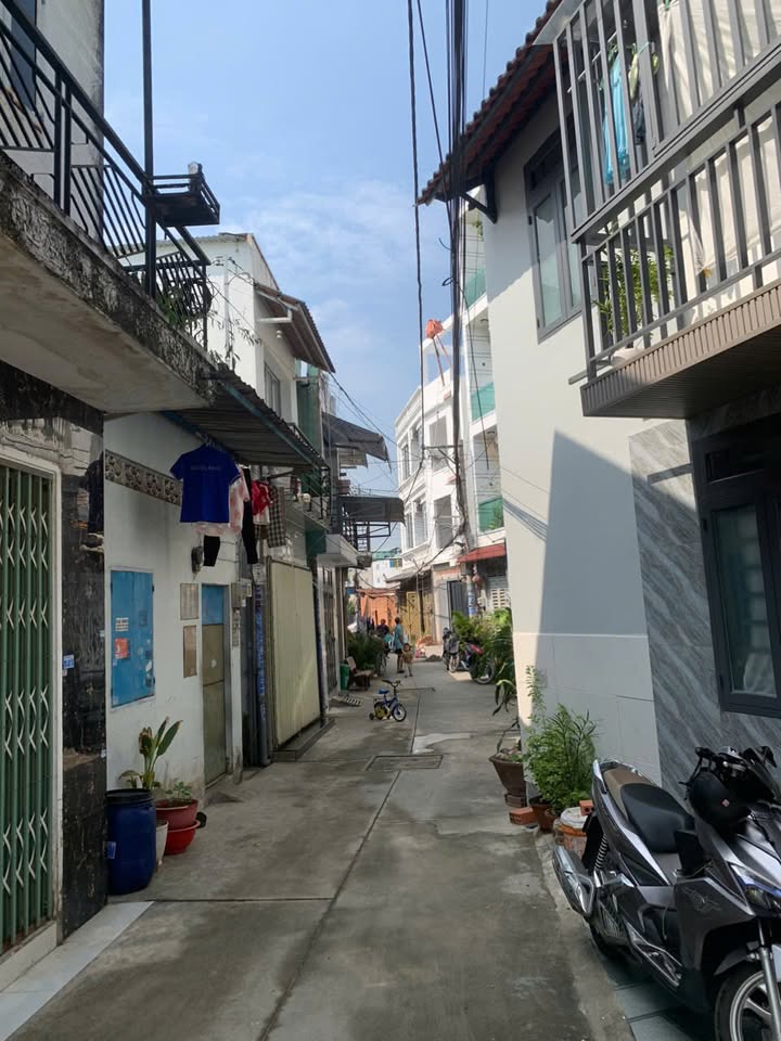 Nhà Quận 12, Trần Thị Hè 21m² giá 1.13 tỷ - Hẻm xe hơi, sẵn sàng vào ở!