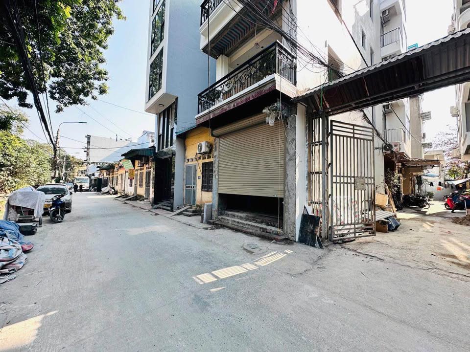 FrontHouse Hoàng Quốc Việt 40m² giá 22.5 tỷ - Thiết kế sang trọng, thang máy chạy vù vù!