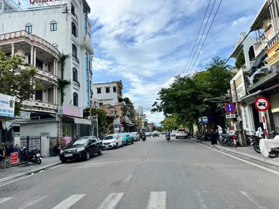 Nhà 2 tầng căn góc đường Nguyễn Sinh Cung 90m² giá 7 tỷ - Cơ hội kinh doanh vàng!