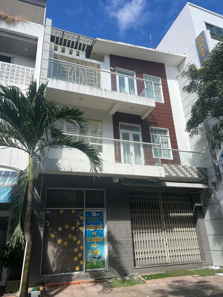 Nhà phố 1 trệt 2 lầu Nha Trang 117m² giá 9.9 tỷ - Vị trí trung tâm tiện lợi!