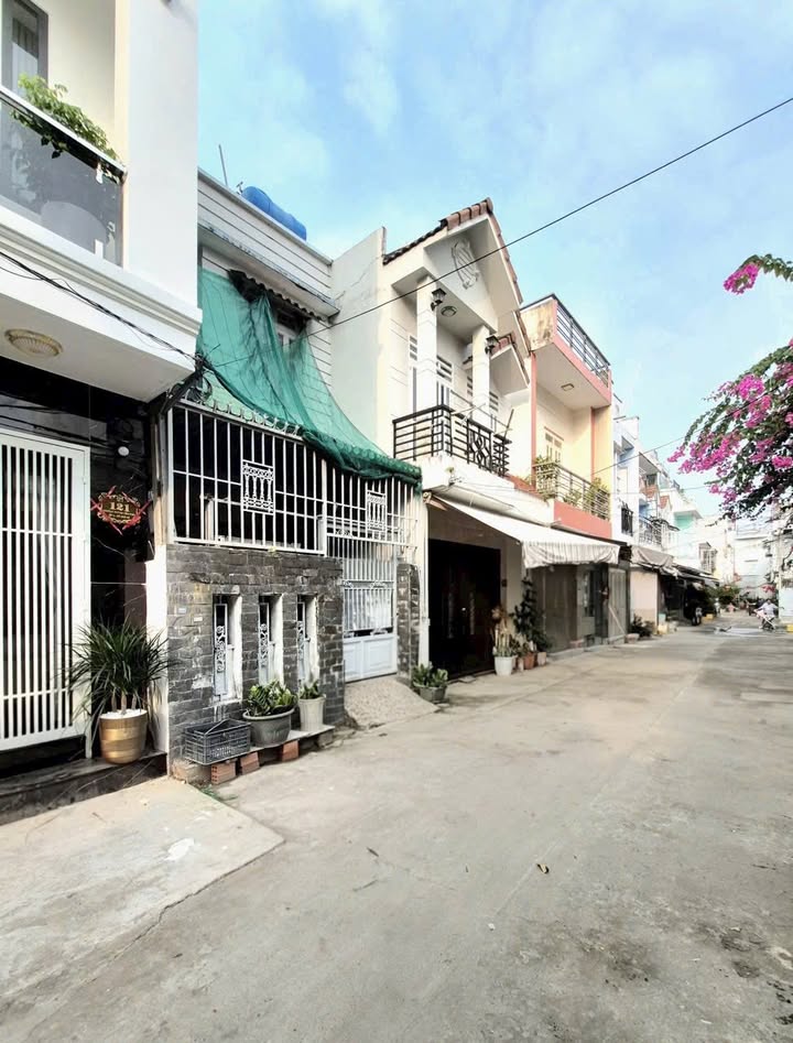 Nhà phố Huỳnh Tấn Phát, Nhà Bè 64m² giá 7.5 tỷ - Ô tô vào nhà, tiện nghi đầy đủ!