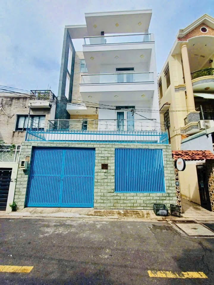 Townhouse Thảo Điền Quận 2 200m² giá 40 tỷ - Villa sang trọng, hồ bơi và sân vườn!