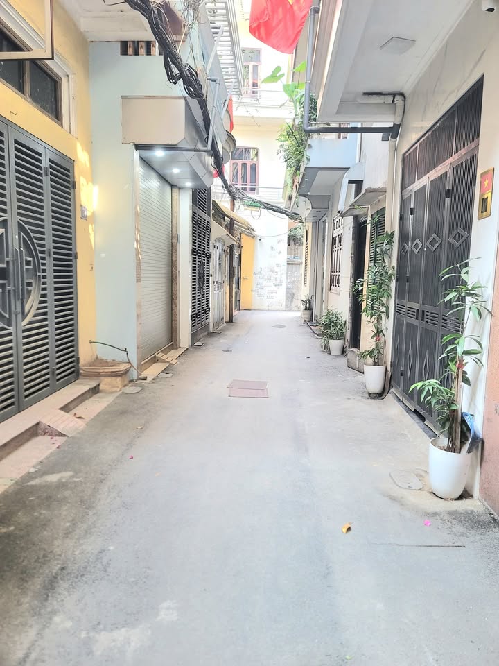 Nhà riêng Hoàng Quốc Việt 80m² giá 20 tỷ - Đầu tư sinh lời tốt!