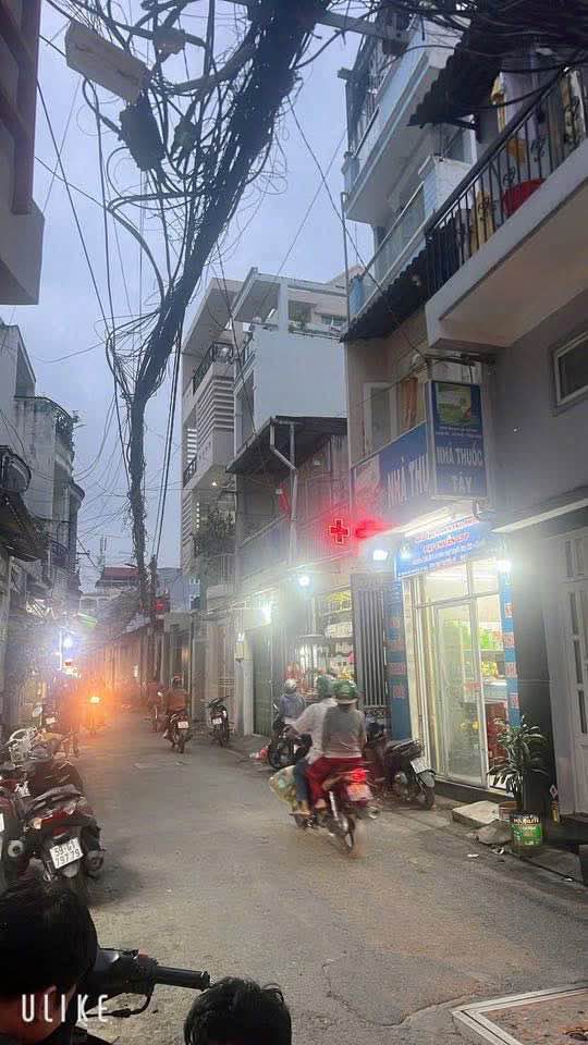 Nhà bán hẻm nhựa Lạc Long Quân, Quận 11, 13,33m² giá 2,38 tỷ - Vị trí đẹp, tiện ích đầy đủ!