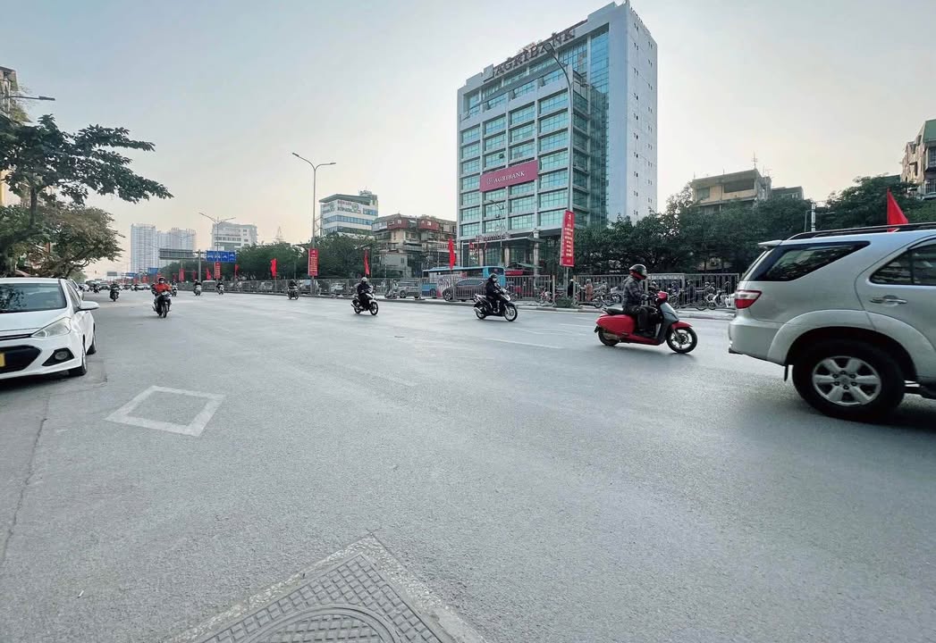 Khách sạn 3⭐️ mặt phố Thanh Xuân 140m² giá 70 tỷ - Đầu tư sinh lời tuyệt vời!