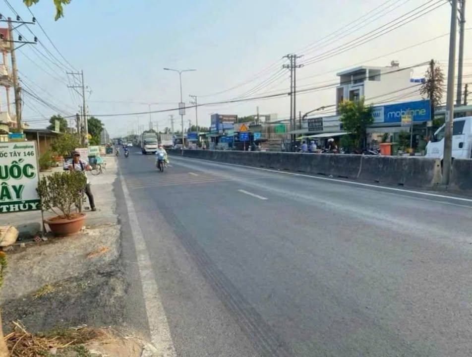 Nhà cấp 4 mặt tiền ĐT 824, xã Lương Hòa, Bến Lức, 285m² giá 4.4 tỷ - Cơ hội kinh doanh tuyệt vời!