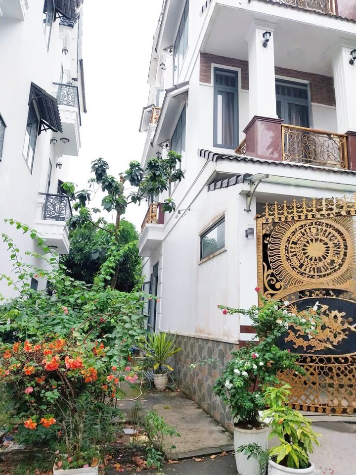 Nhà phố 2 lầu đường số 10, Khu Dân Cư Nam Long 79.8m² giá 6.8 tỷ - Vị trí an ninh, tiện ích đầy đủ!