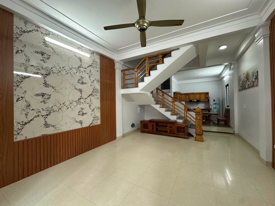 Nhà phố Trần Bình Trọng, Đông Sơn, 60m² giá 3 tỷ - Đường rộng, tiện ích đầy đủ!