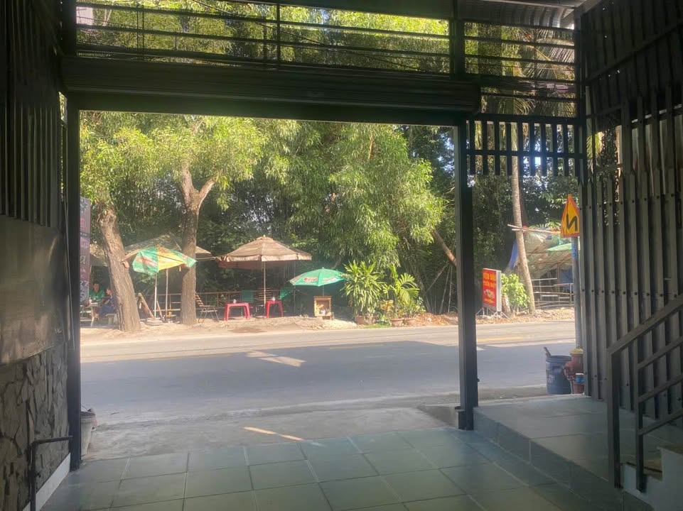 Nhà cho thuê mặt tiền Bùi Công Trừng Hóc Môn 4PN - Giá chỉ 8 triệu/tháng!