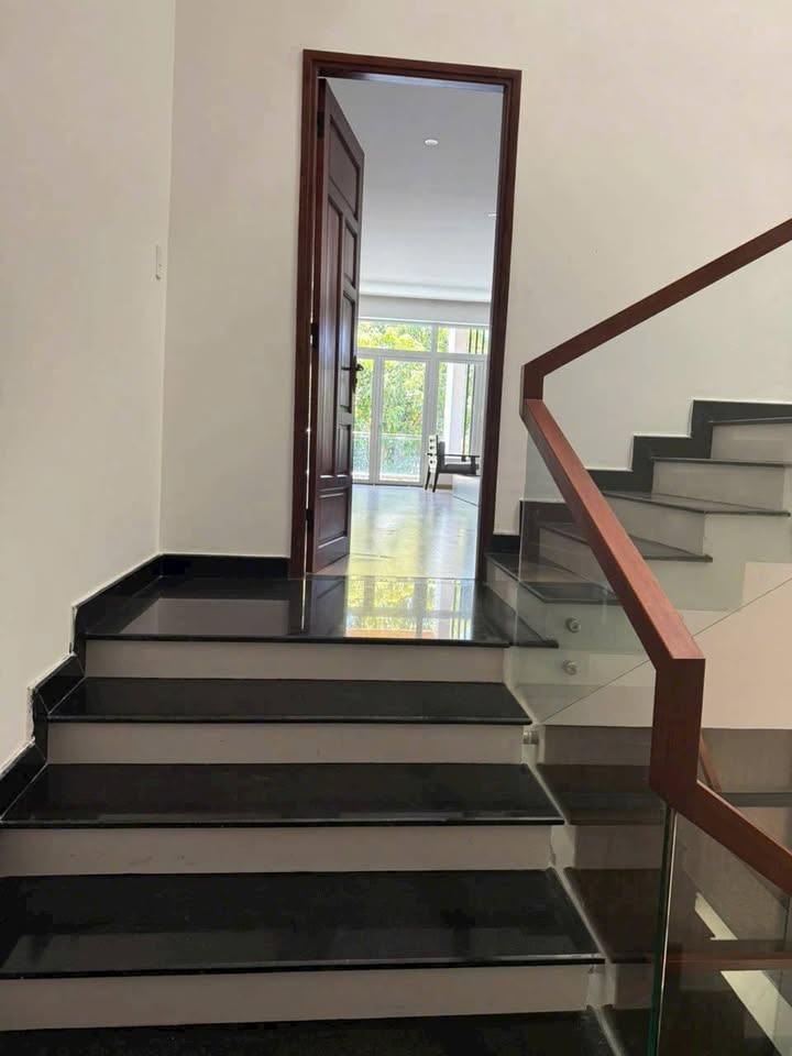 Nhà đẹp 2 tầng tại Đông Hòa, Dĩ An 106m² giá 6 tỷ - Thiết kế hiện đại, ô tô tránh nhau!