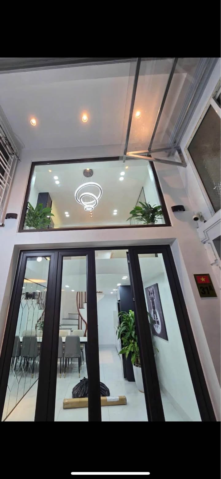 Nhà đẹp Đường Láng, Đống Đa 22m² giá 5.98 tỷ - Full nội thất sang trọng!