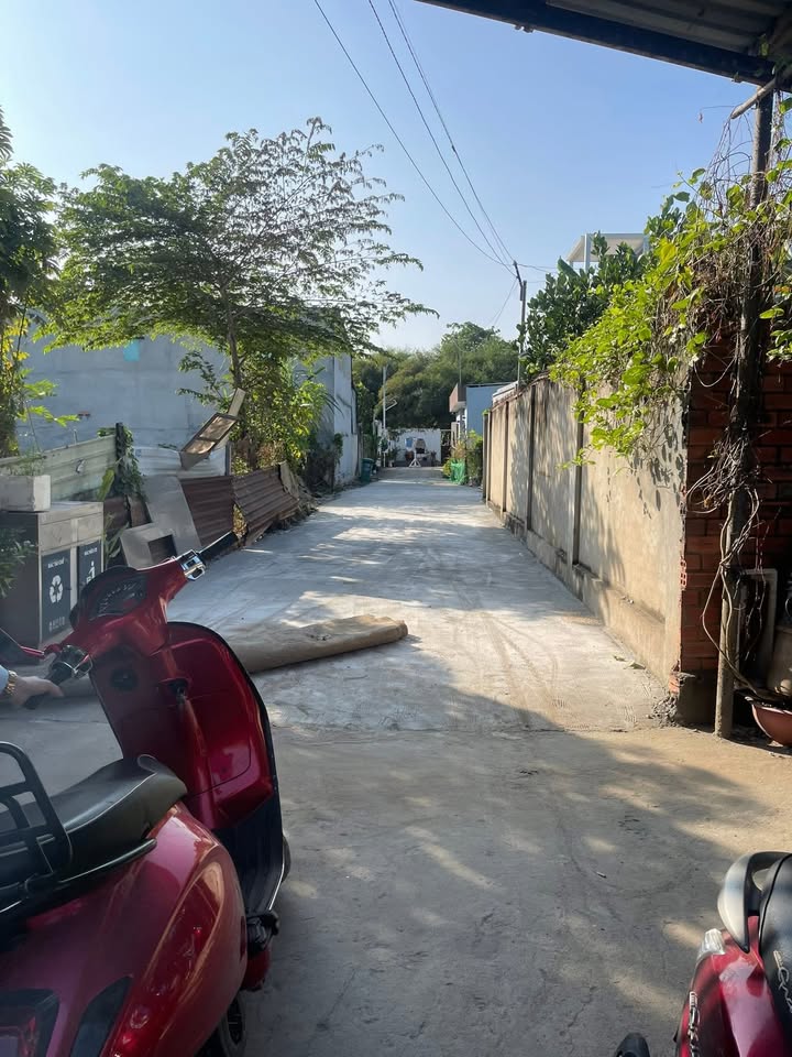 Nhà riêng Dĩ An 125m² giá 3.59 tỷ - Sổ đỏ chính chủ, xây dựng tự do!