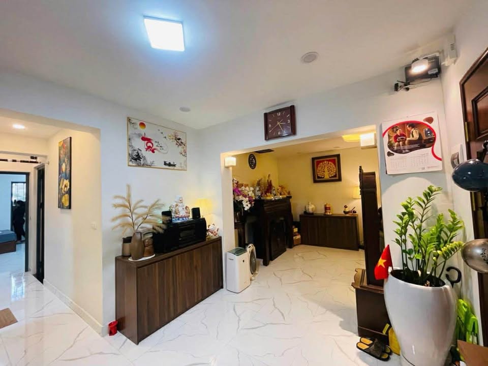 Căn hộ Nhà Tập Thể Vũ Ngọc Phan Đống Đa 90m² giá thỏa thuận - Dân trí cao, oto đỗ tận chân!