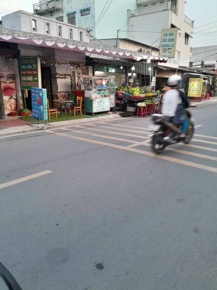 Bán đất Hóc Môn 74,6m² giá 5.5 tỷ - Nhà cấp 4 2 mặt tiền sẵn sàng vào ở!