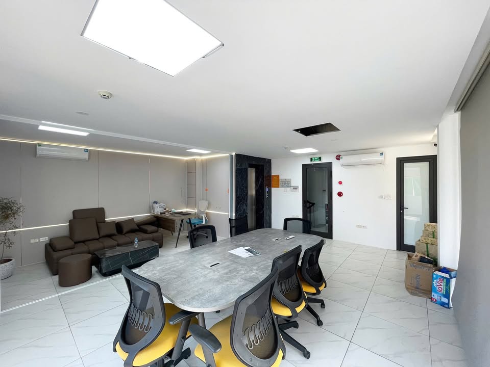 Văn phòng cho thuê Hoàng Quốc Việt, Cầu Giấy 60m² - Lô góc, view đẹp, giá thỏa thuận!