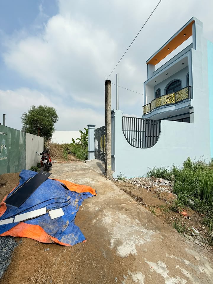 Nhà 2 tầng Cần Giuộc Long An 107m² giá 2.3 tỷ - Vị trí thuận tiện sống!