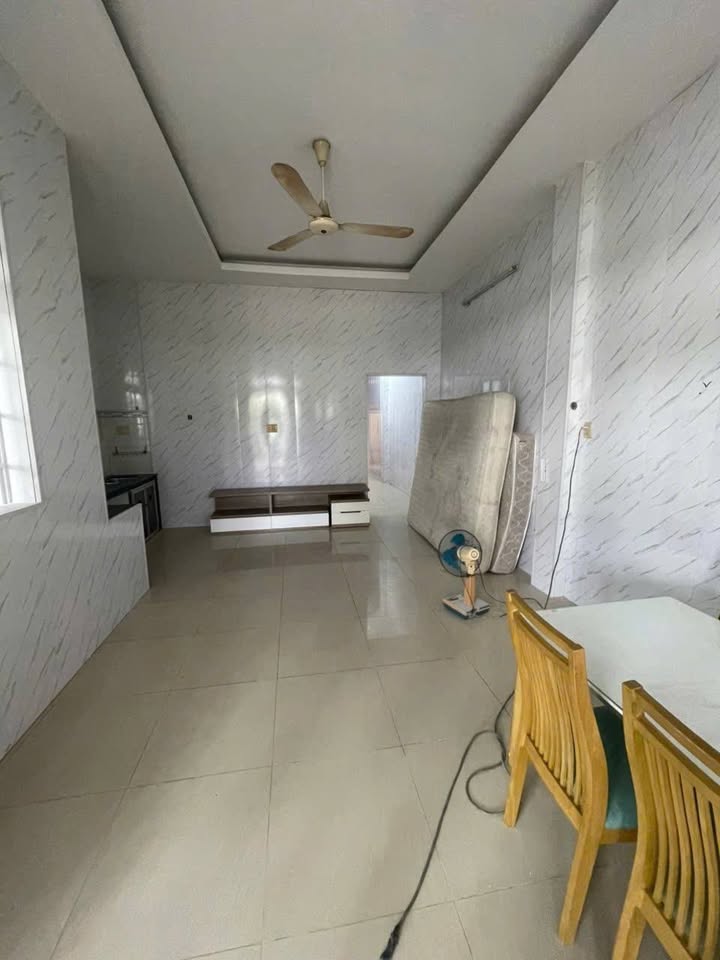 Nhà nguyên căn Thủ Đức 100m² giá 5 triệu - Sạch sẽ, thoáng mát!